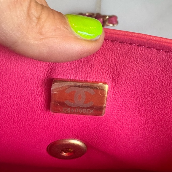 CHANEL Metallic Quilted Shoulder Bag with pearl handle detail - Picture 6 of 7